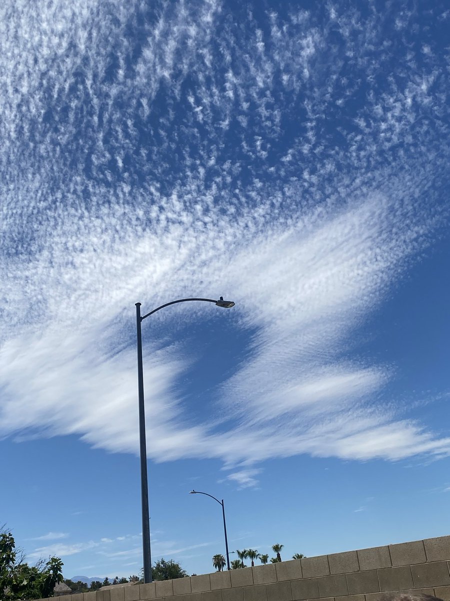 uselesseaterJC's tweet photo. @LasVegasLocally Chillin by the pool. Weird clouds…haven’t seen any geoengineering in like a week. And now this. And the temp spike to come. Coincidence? 🤔 https://t.co/f5vqHnZsgu