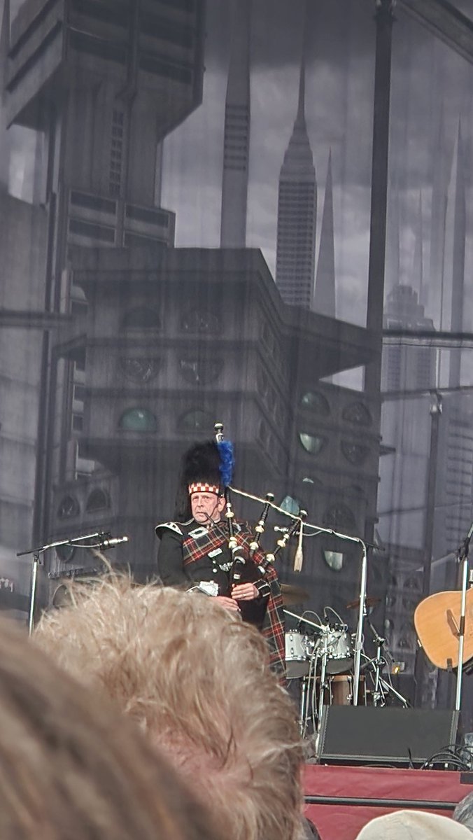 SoulPunkStan's tweet photo. Shout out to the real hero of #MCRGlasgow - The Bagpiper of Distraction https://t.co/CpUMSQIvx8
