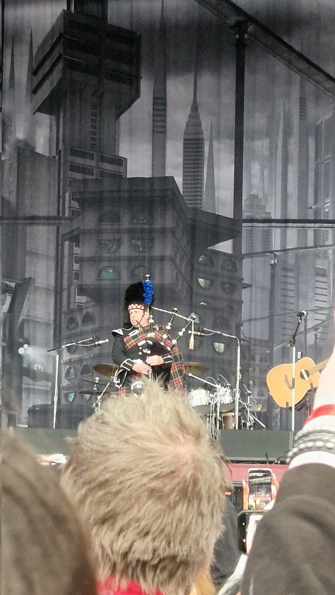 SoulPunkStan's tweet photo. Shout out to the real hero of #MCRGlasgow - The Bagpiper of Distraction https://t.co/CpUMSQIvx8