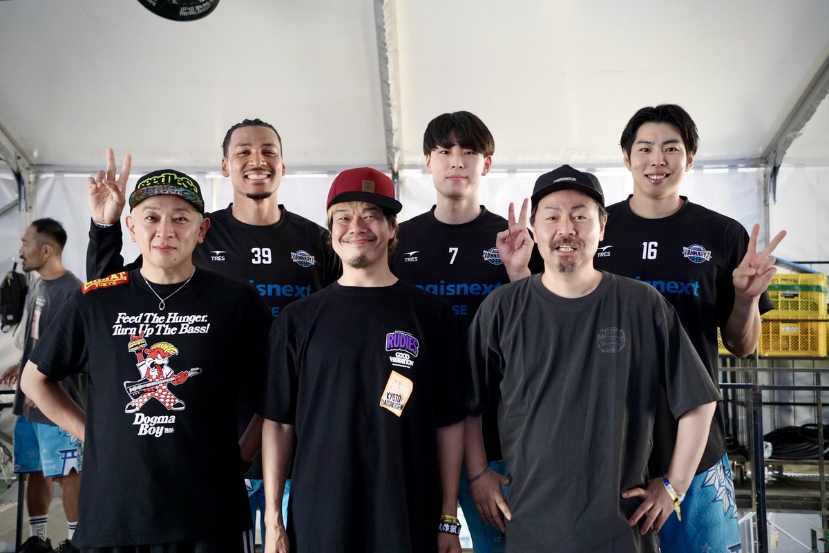 kyotohannaryz's tweet photo. #京都大作戦2026

10-FEETの皆様と記念撮影📷

メインステージにて、毎年恒例のラジオ体操にも参加させていただきました🤸
貴重な機会をありがとうございます😭✨

皆様、暑さに気をつけて、今日も楽しみましょう🌞

@MI_KYOTO
@10FEET_OFFICIAL
#10FEET #京都ハンナリーズ #共に登る https://t.co/2a5Uu3gOuV