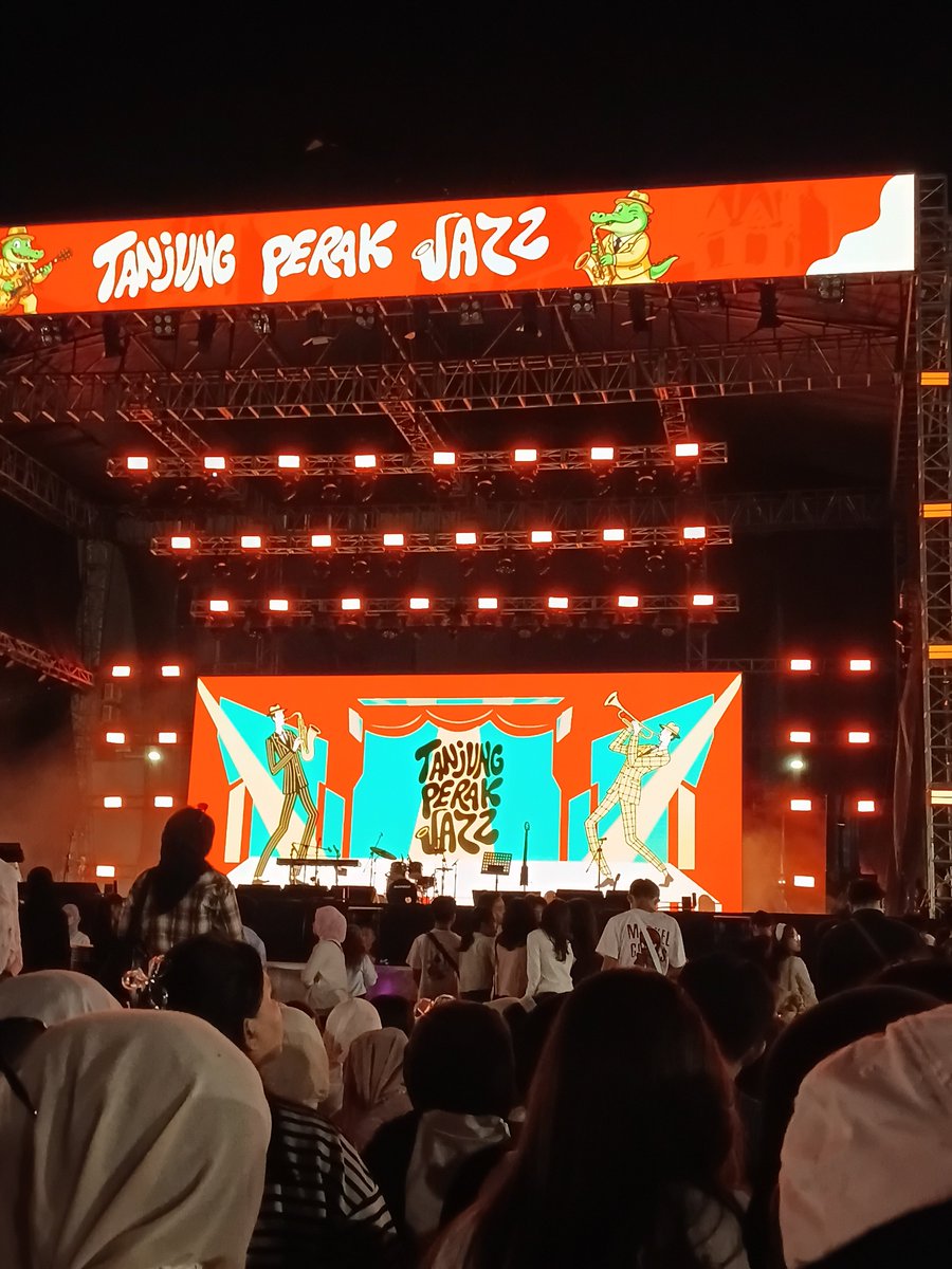 Yaelahnay2's tweet photo. my first concert https://t.co/EBc9GMXf7b