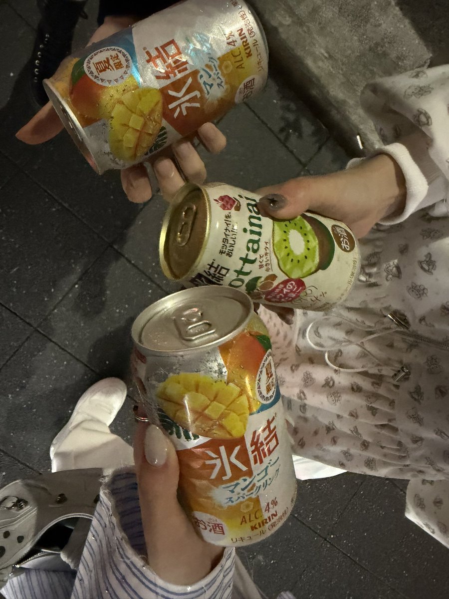 FRUITS_ZIPPER's tweet photo. 乾杯の夢かなってた🧊💜💚💛 https://t.co/J94V61LyqB