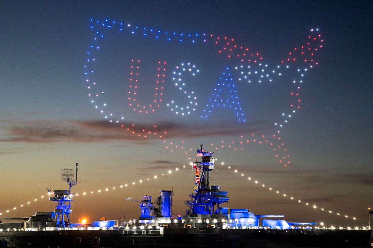 kerutya's tweet photo. 記念艦となっている米海軍の戦艦「テキサス」がアメリカの建国250周年を祝い、搭載する14インチ主砲による艦砲射撃を行ったそうな。さらにはドローンショーや花火も行われ建国を祝ったようで。礼砲とはいえ主砲が撃てる戦艦...素晴らしい... https://t.co/2F7Gl1qVss