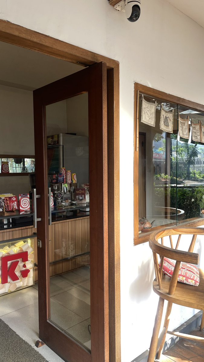 parahmatt's tweet photo. lari hari ini spanjang prjalanan di otak ku lgi mudah mnyerah bgt, lalu ku stop ke kozi x teko ice latte nya enak ⭐️ https://t.co/pjRHpe4SFE