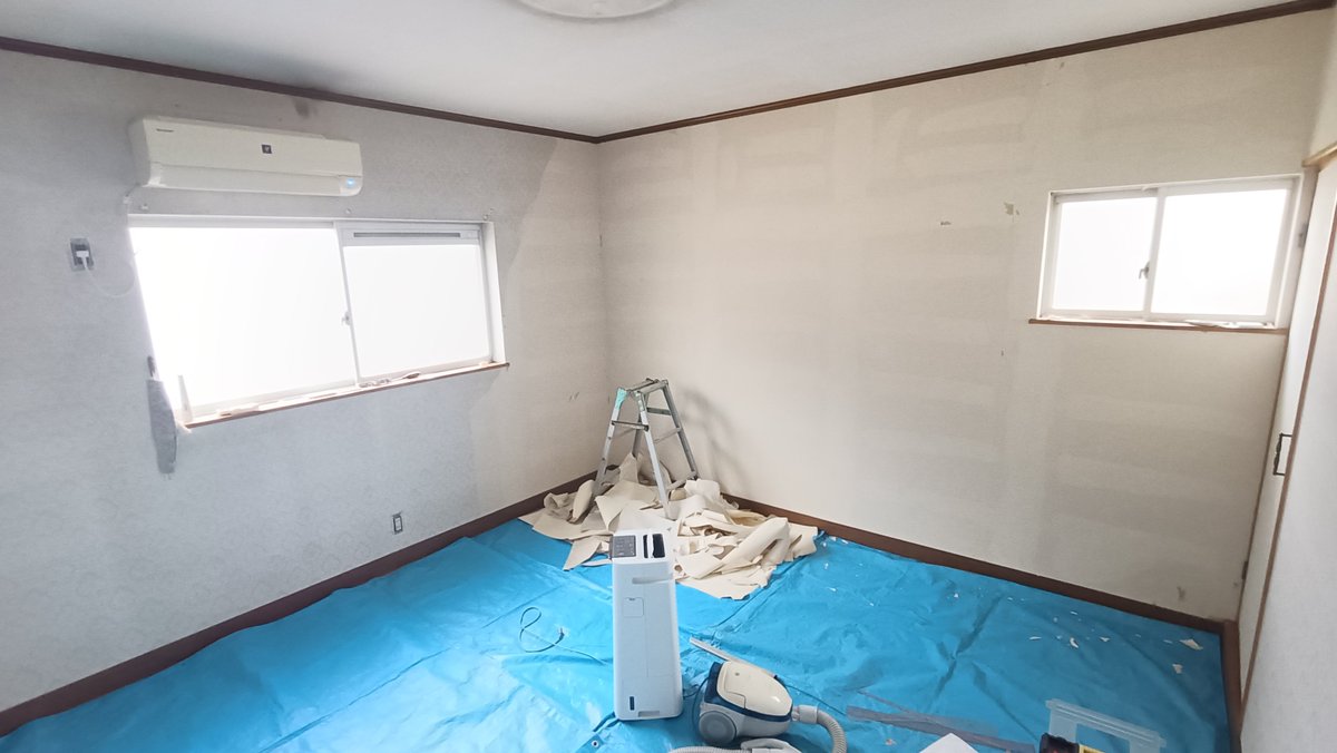 PlasticMaki's tweet photo. プラモ環境を作るために壁紙の張り替えDIYしてるんですが、パテ打ち カッター 接着 などプラモ作る能力が活かされ、ハマってしまいました🐱 https://t.co/81Bewk5yrM