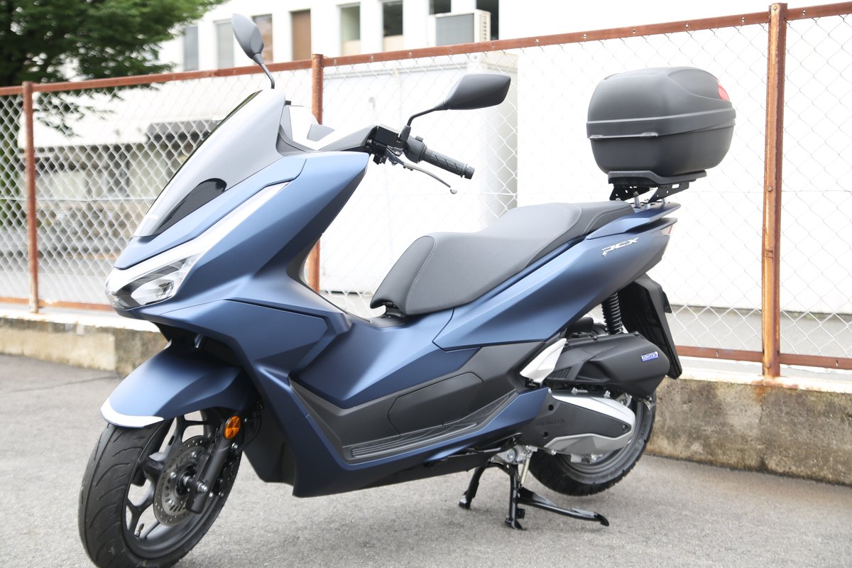 ogajima's tweet photo. PCXご納車です🏍️

昔から岡島モータークラブをご利用いただいているお客様。
いつも本当にありがとうございます😊

前に乗られていたシグナスも、胸を張って「乗りつぶした」と言えるくらい、しっかり乗られていました👍

新しいPCXも、ぜひ長くたくさん乗ってください！
ありがとうございました🙇‍♂️

#PCX
#ホンダバイク