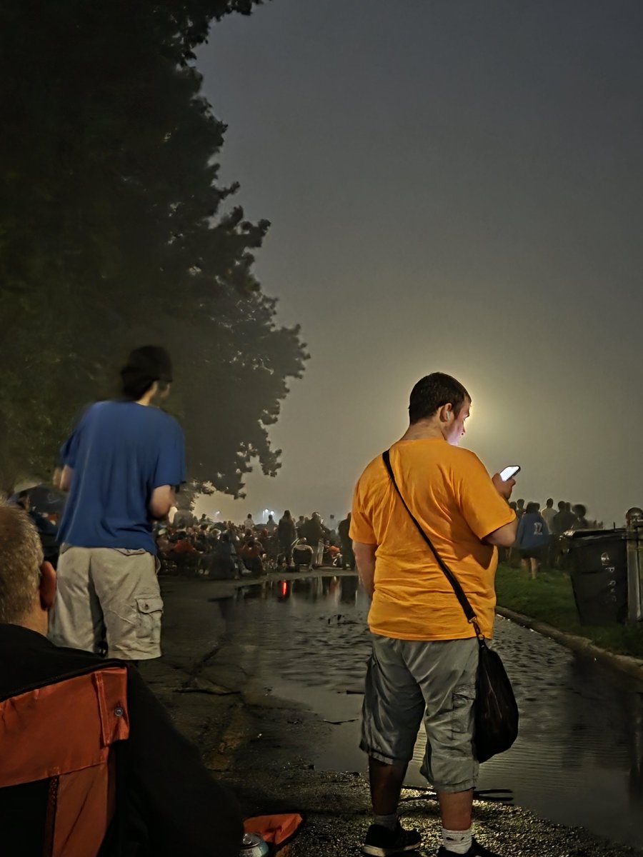 ShibesOnTwit's tweet photo. Check out this picture I just took at my fireworks viewing. https://t.co/ykSLtkGkIg