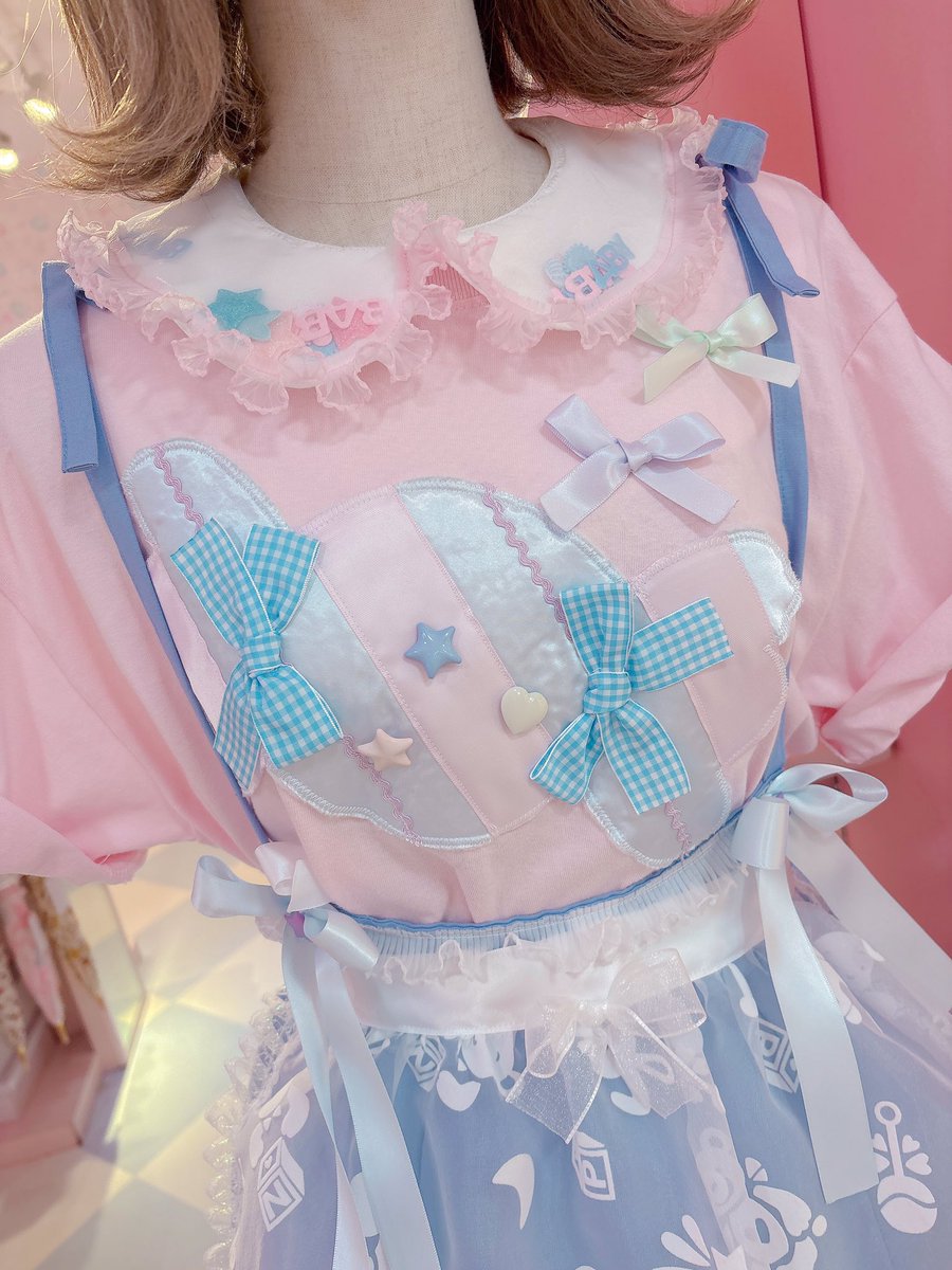 NP_Laforet's tweet photo. 本日もオープンいたしました🎀
キャンディーモチーフ好評です🍬🩷

Tシャツ¥12000(税込¥13200)
スカート¥12000(税込¥13200)
エプロン¥8900(税込¥9790)
つけ襟¥7900(税込¥8690)
バレッタ¥2400(税込¥2640)

通販ご希望の方、商品のお問い合わせは info@nile-jp.comまで💌🌈✨ https://t.co/YjXJumycg6