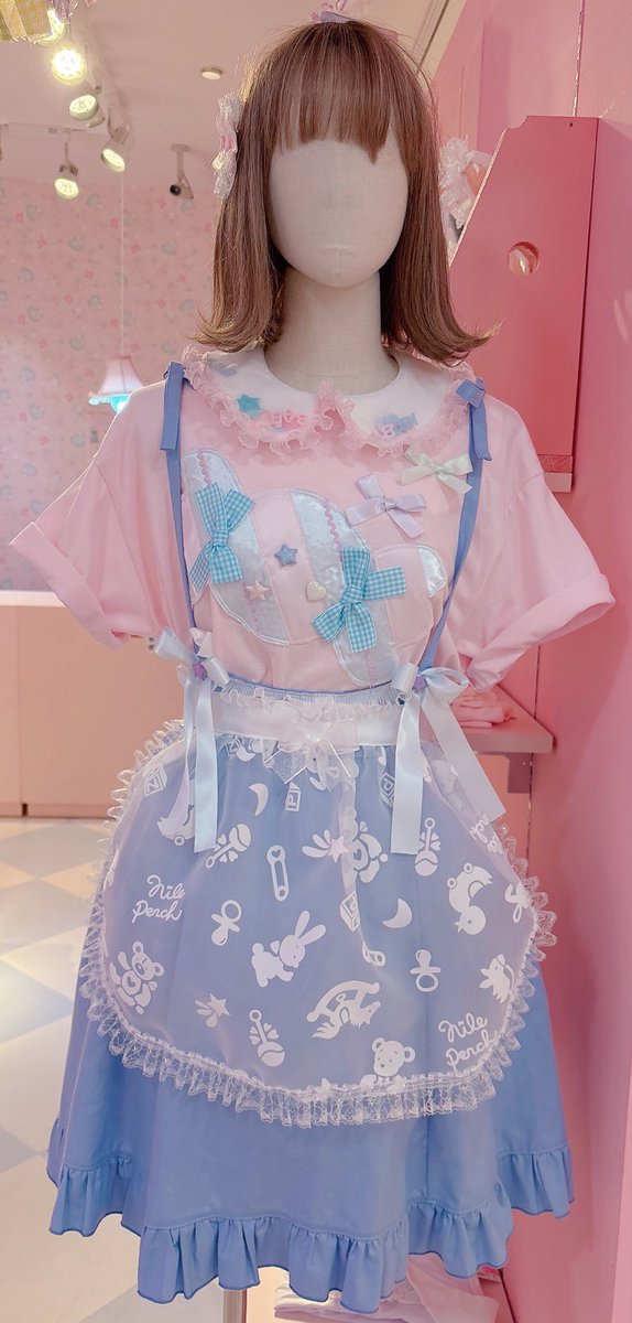 NP_Laforet's tweet photo. 本日もオープンいたしました🎀
キャンディーモチーフ好評です🍬🩷

Tシャツ¥12000(税込¥13200)
スカート¥12000(税込¥13200)
エプロン¥8900(税込¥9790)
つけ襟¥7900(税込¥8690)
バレッタ¥2400(税込¥2640)

通販ご希望の方、商品のお問い合わせは info@nile-jp.comまで💌🌈✨ https://t.co/YjXJumycg6