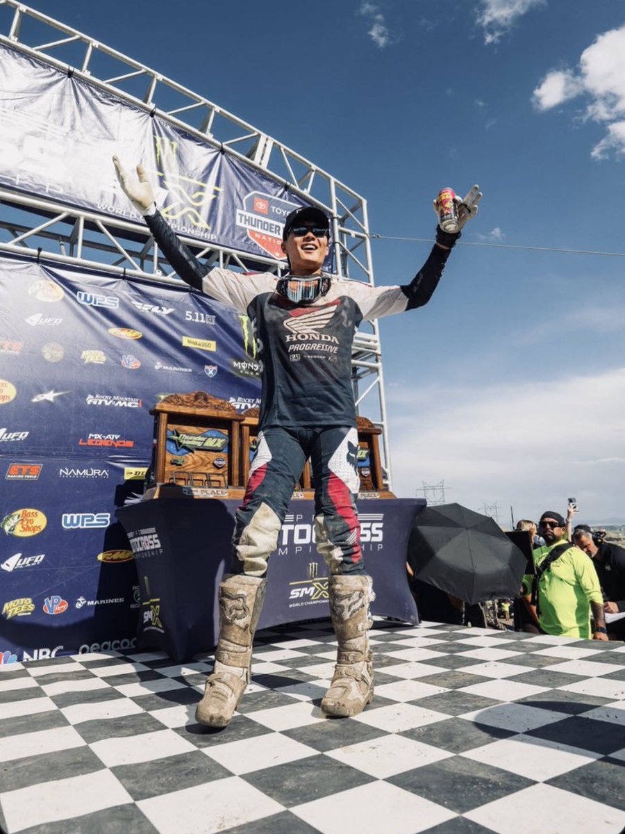 NEWSMotoEC's tweet photo. 2026 #250MX ๐ -๐ฅ Jo Shimoda de Honda es el nuevo lรญder, suma 194pts. y se lleva la placa roja al encabezar la tabla General por el Campeonato tras la jornada en #RedBudMX AMA #Promotocross #Motocross #NewsMotoEc #MX #Supermotocross #SMX Round 5 https://t.co/YZW4t7Zdjo