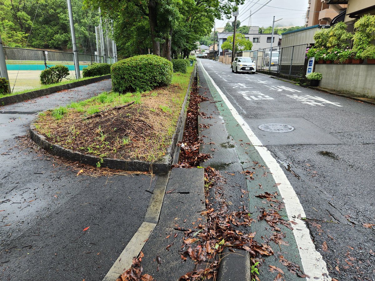 nok_mrkm's tweet photo. 市民の方からご相談をいただいていた件です。

先週の大雨では、側溝や暗渠に落ち葉が詰まり、排水が滞って道路に水があふれていたようですが、その後、清掃を実施していただいたおかげで、今回の大雨では問題なく排水されていました。
#八幡西区 #別所公園
#村上なおき https://t.co/B1QQqEOLND
