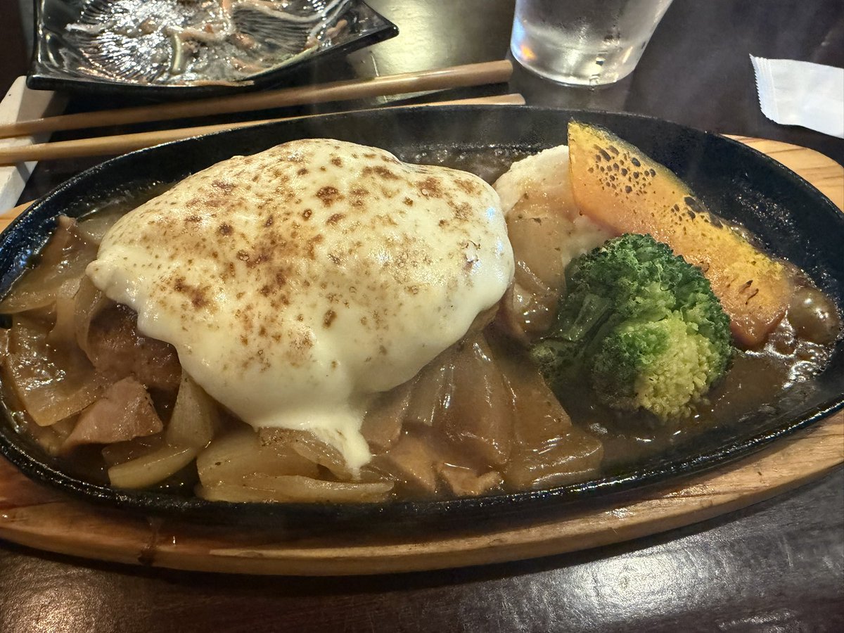 HII_Z's tweet photo. ウーズバーグ月替わり。
7月はベーコンと玉ねぎのカレーハンバーグ（チーズトッピング）
ここでカレーソースなんて美味いに決まっている https://t.co/4C0UF1pZ5z
