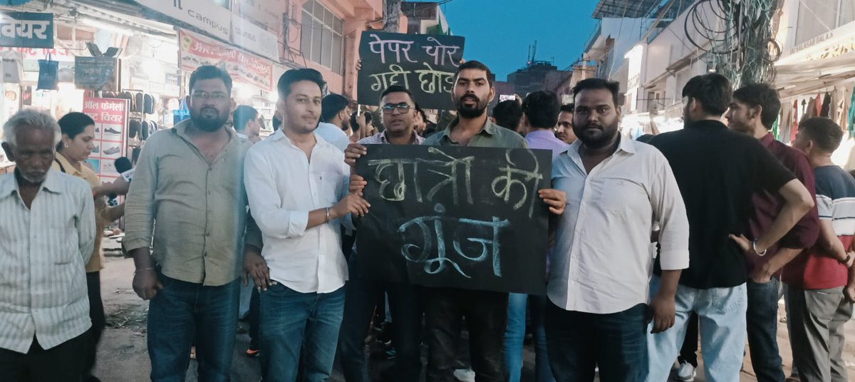 mahendra_degra's tweet photo. आज जयपुर में NSUI राजस्थान द्वारा कथित पेपर लीक प्रकरण के विरोध में थाली और ताली बजाकर विरोध प्रदर्शन में शामिल हुआ !
@kanhaiyakumar @anshultrivedi47 @VinodJakharIN @manojtyagimrt @nsui @NSUIRajasthan https://t.co/yN333547Yt