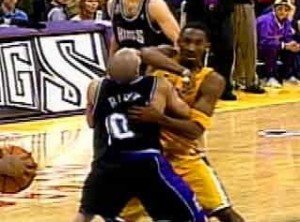 Gary_828's tweet photo. @KnickWitDaKnack @knickfanatik66 PS: here is the photo of Kobe's response to Bibby when he was holding Kobe's jersey...you CANNOT HOLD A PLAYER IN PLACE and immobilize them or you may get consequences. Wemby's retailation to Brunson was NICE; notice he did not injure him. Kobe on the other hand DID inure Bibby. https://t.co/bfhHhTvzQj