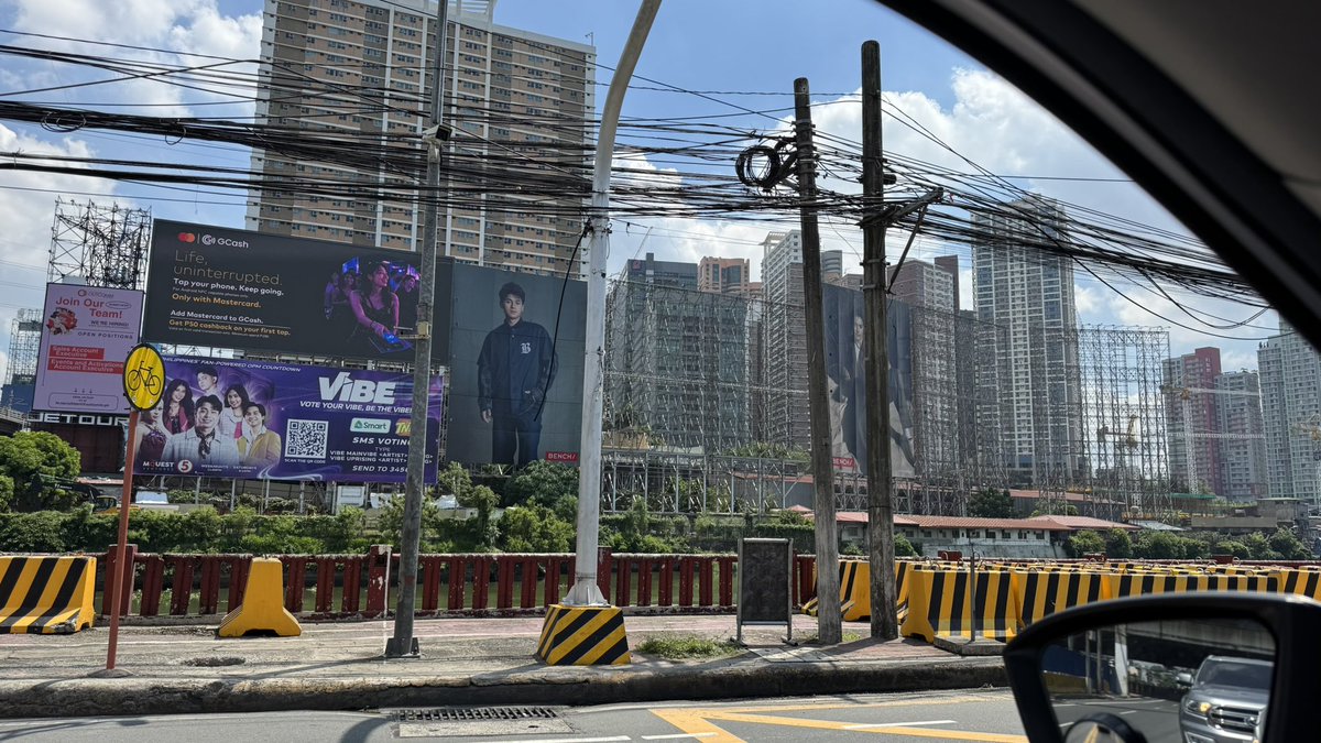 misscceee's tweet photo. Good morning naman sayo Dudu.. 
Nakakatuwa naman na makita ka dito, proud of you! @dustinyuu 

DUSTIN BENCH SOLO BILLBOARD
#DustinYuXBench https://t.co/7KRdAii97t