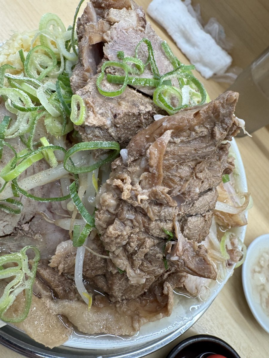 ehYC3Dxc80go7YU's tweet photo. ラーメン荘　おもしろい方へ　池田店　周年限定豚W塩ラーメン　ウズラ白紅　玉葱　Z M   5周年おめでとう御座います🎉　開店前には長蛇の列流石です 
胡椒のかかるヤサイ　塩スープに絡むプリツル麺　めっちゃ美味しかったです 😋　豚豚🐷旨〜　大変美味しくいただきました　ご馳走さまでした♪ https://t.co/I6IzY2cnI9