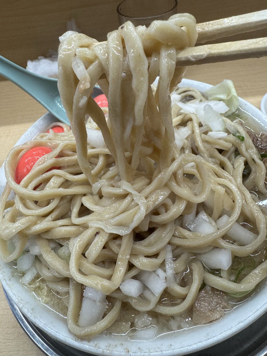 ehYC3Dxc80go7YU's tweet photo. ラーメン荘　おもしろい方へ　池田店　周年限定豚W塩ラーメン　ウズラ白紅　玉葱　Z M   5周年おめでとう御座います🎉　開店前には長蛇の列流石です 
胡椒のかかるヤサイ　塩スープに絡むプリツル麺　めっちゃ美味しかったです 😋　豚豚🐷旨〜　大変美味しくいただきました　ご馳走さまでした♪ https://t.co/I6IzY2cnI9