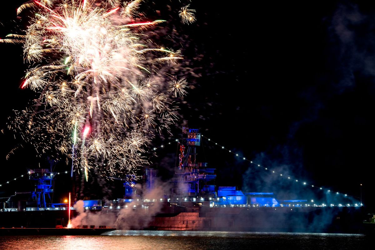 kerutya's tweet photo. 記念艦となっている米海軍の戦艦「テキサス」がアメリカの建国250周年を祝い、搭載する14インチ主砲による艦砲射撃を行ったそうな。さらにはドローンショーや花火も行われ建国を祝ったようで。礼砲とはいえ主砲が撃てる戦艦...素晴らしい... https://t.co/2F7Gl1qVss