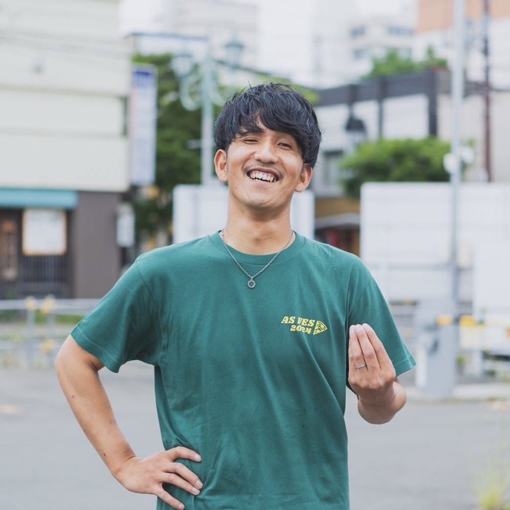 makalapua2019's tweet photo. マカラプア発表会の影アナ・廣川冠太さんをご紹介！@Kanta397 

当日はステージ裏からのアナウンスなので姿は見えませんが、とにかく耳が幸せになるレベルの超絶イケボ！✨
曲紹介でダンサーたちのテンションを爆上げしてくれること間違いなし！

素敵な声にも注目して、発表会をお楽しみください😊 https://t.co/d8lc5YouB6