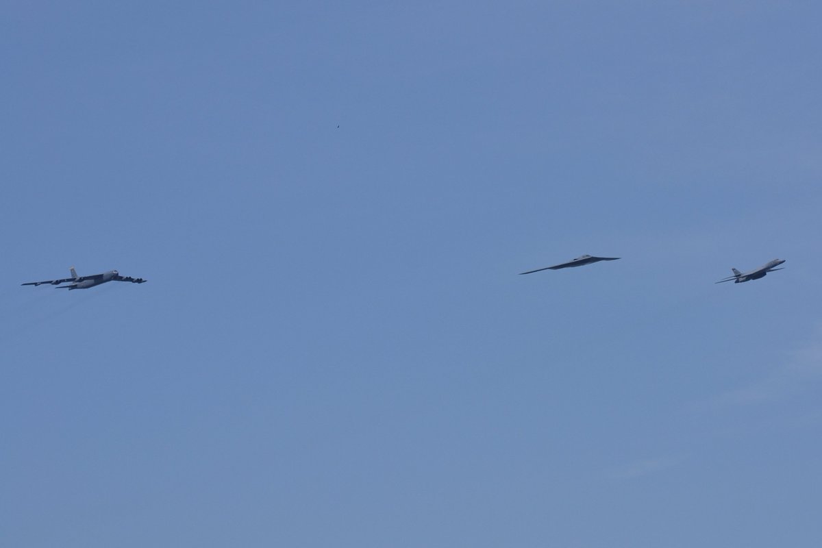 Drewbird_'s tweet photo. Minot B-52H Stratofortress, B-2A Spirit "Spirit Of Arizona" and Ellsworth B-1B Lancer over the Hudson River https://t.co/B4FtK2Yiy2