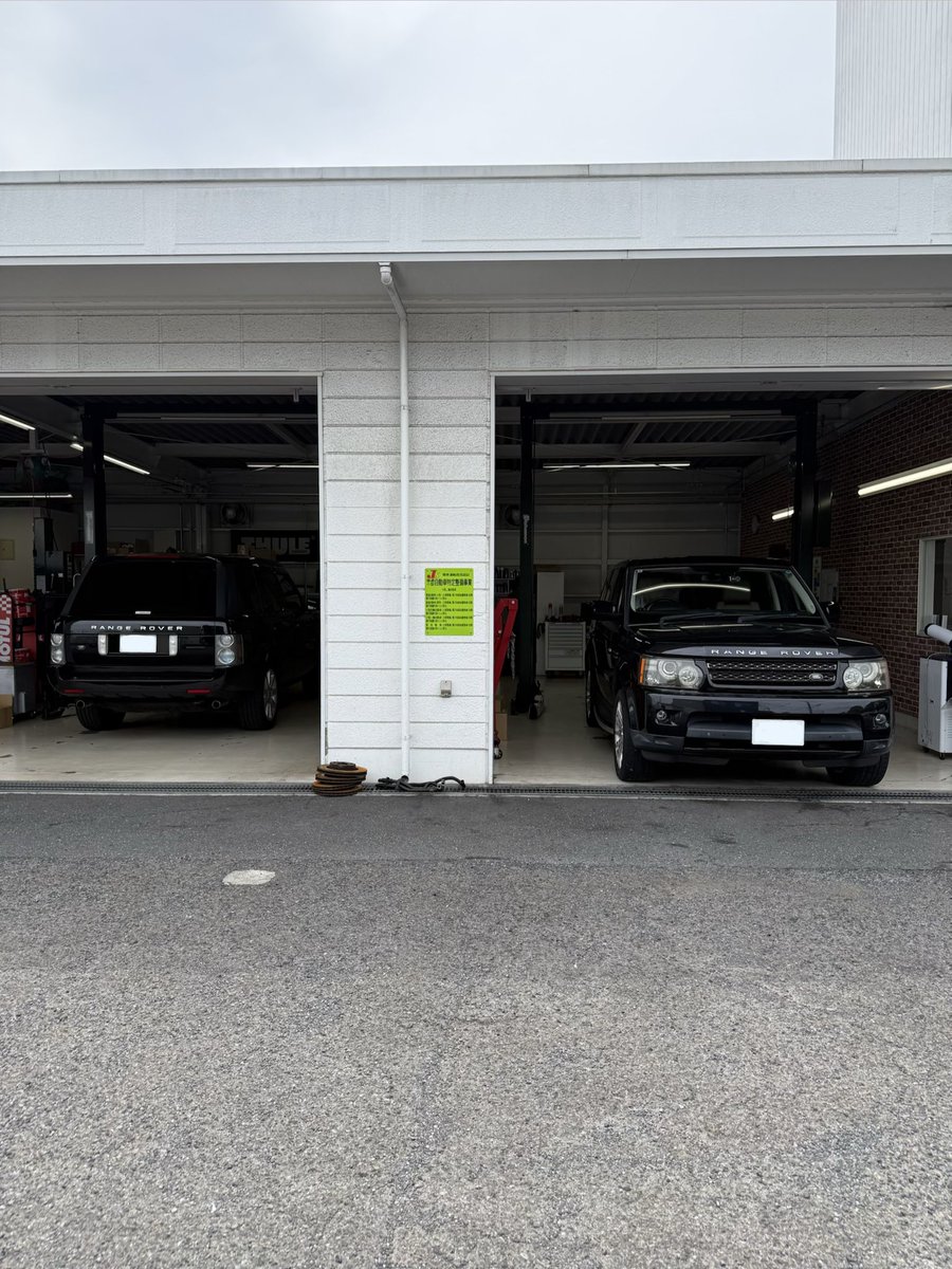 laybrick1996's tweet photo. メンテナンス入庫中の3rdレンジローバーと、LS型レンジローバースポーツ。

サントリーニブラックの精悍な外観にパワフルなエンジン、上質で色褪せないインテリア等、共通した味わい深いモデル2台です。

車検やトラブルシューティング、オイル交換など、日々様々なメンテナンスのご用命をいただいています。

#レンジローバー #landrover #rangerover #ランドローバー #レンジローバー