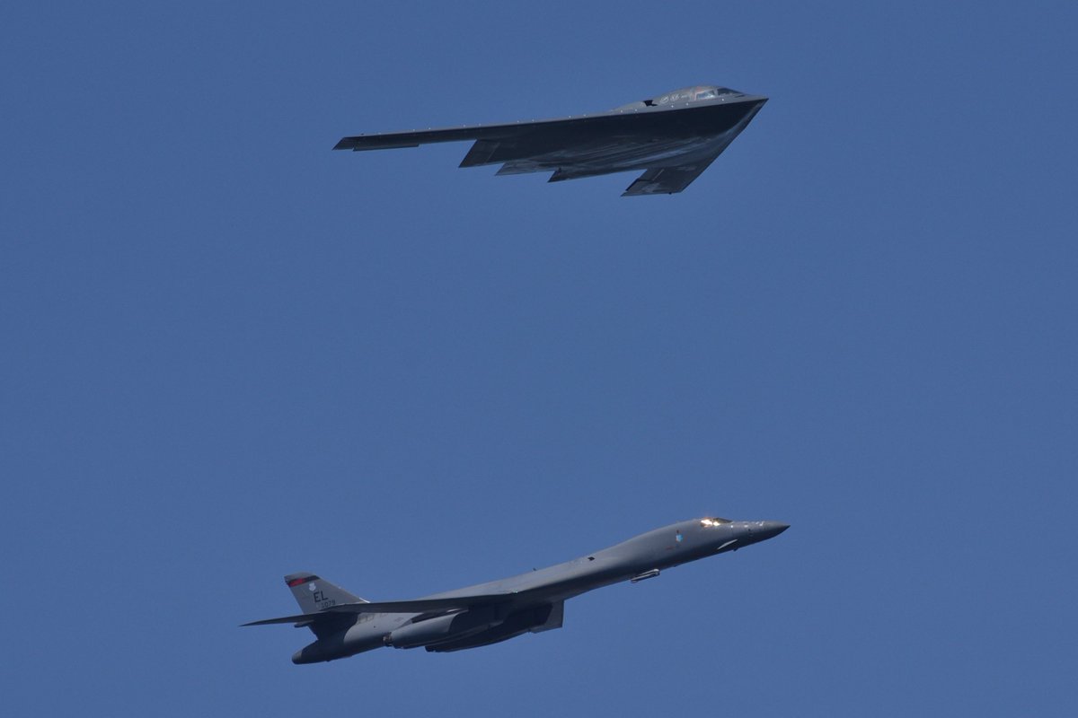 Drewbird_'s tweet photo. Minot B-52H Stratofortress, B-2A Spirit "Spirit Of Arizona" and Ellsworth B-1B Lancer over the Hudson River https://t.co/B4FtK2Yiy2