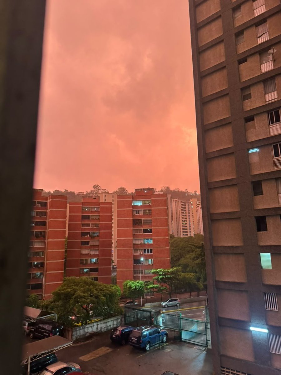 ghustanov's tweet photo. @Real_JFK_Jr_ We saw those lights before the earthquake here in Venezuela and after that a few days later red skies with big storms ... those are HAARP on action in my opinion. God protect NYC https://t.co/6RAXLRRIQx