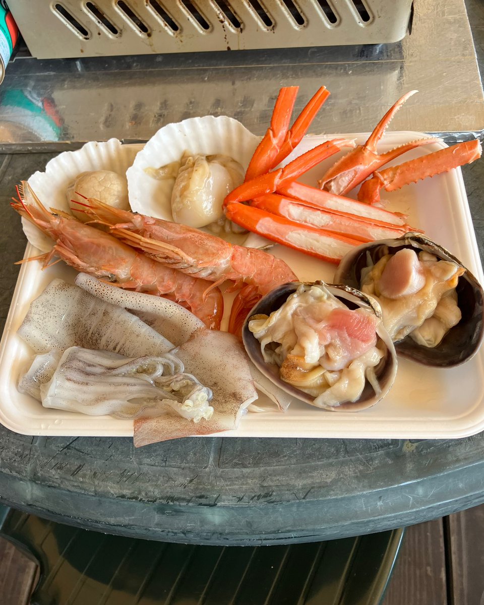 umiterasu's tweet photo. うみてらす名立食彩鮮魚市場では、海鮮バーベキューの販売を始めました。お持ち帰りしても良し、その場でお召し上がりいただいても良し、その場合はコンロ一式有料にて貸し出しいたします。
#うみてらす名立　#道の駅 https://t.co/3CuEKp4NmY