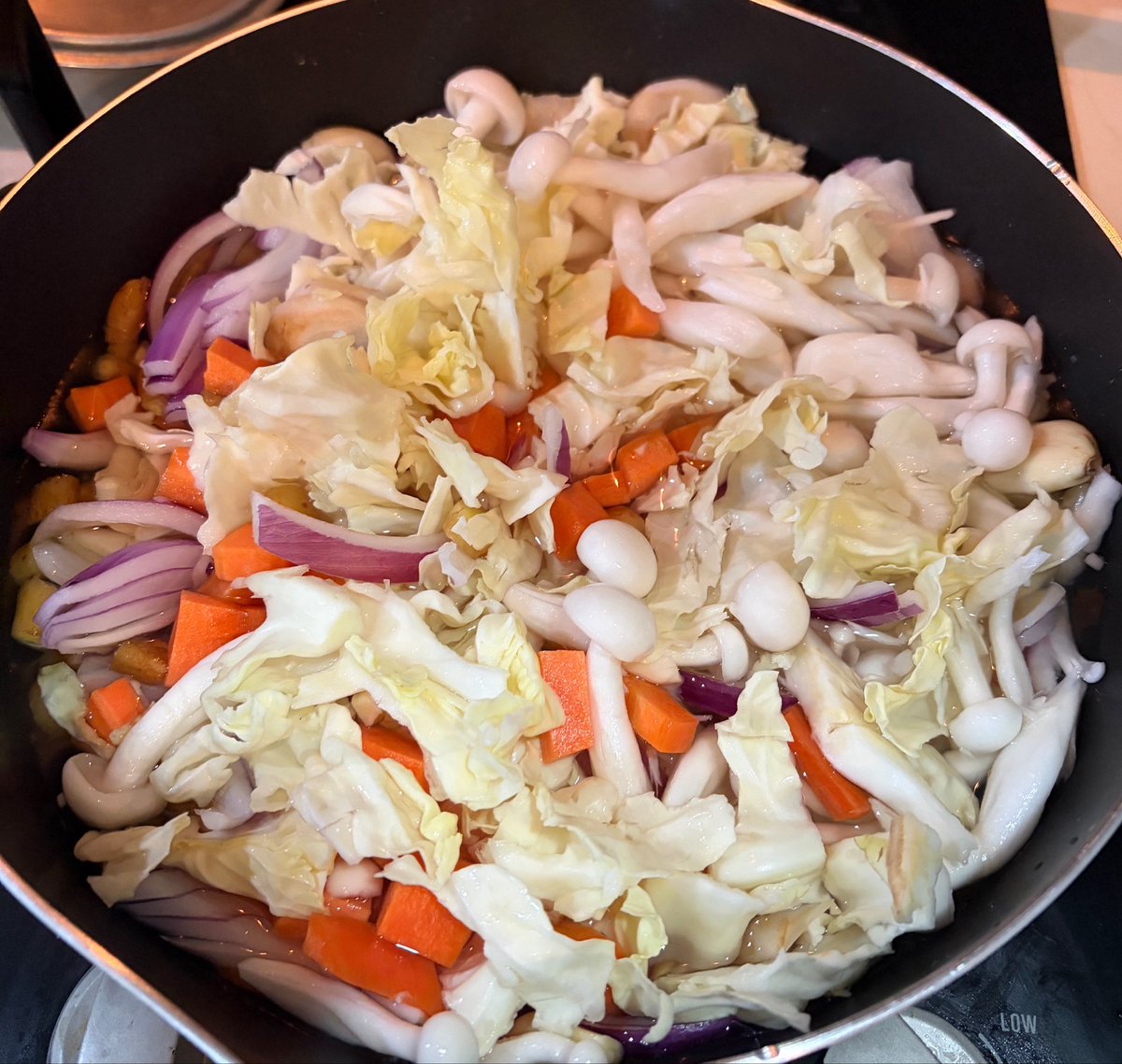ATSUTHAI's tweet photo. 休日恒例の朝用ジュース

ベースは🧄🫚クラチャイダム
そこに赤玉ねぎキャベツ🥕🍄を投入して低音で煮出す https://t.co/0WqYhphfup