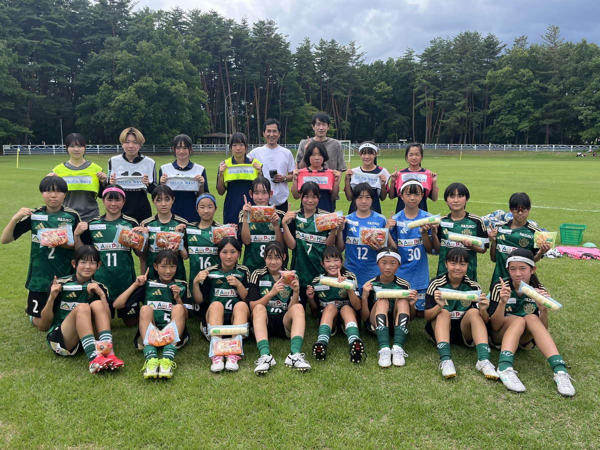 matsumotoyamag9's tweet photo. 本日、レディースU-15の試合にユニフォーム鎖骨パートナーの #デリカウェーブ 様が観戦に来てくださいました！
蠏社長様からは激励の挨拶をしてもらいパンの差し入れもいただきました🙇‍♂️
選手たちは大変喜び美味しくいただきました✨🥐

@yamaga #松本山雅FC #朝日村 https://t.co/UwsuvoCTVS
