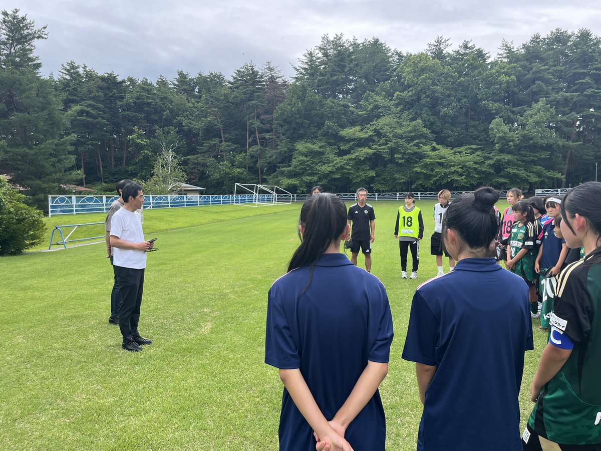 matsumotoyamag9's tweet photo. 本日、レディースU-15の試合にユニフォーム鎖骨パートナーの #デリカウェーブ 様が観戦に来てくださいました！
蠏社長様からは激励の挨拶をしてもらいパンの差し入れもいただきました🙇‍♂️
選手たちは大変喜び美味しくいただきました✨🥐

@yamaga #松本山雅FC #朝日村 https://t.co/UwsuvoCTVS