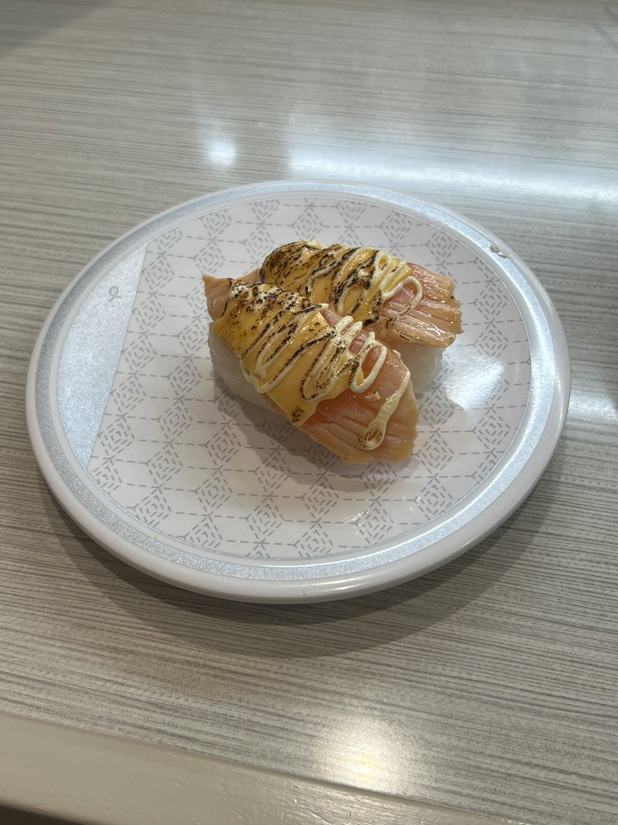 yourayx9's tweet photo. カウンター席でスシを食べているんですが、隣から「バリキ・ドリンクの支給があるそうですよ」などと言う言葉が聞こえてきました。もうそんな季節なんですね。 https://t.co/lMT4yj5Ssy