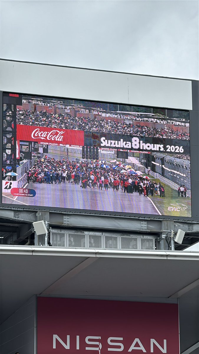 鈴鹿8耐にきてビジョンで観戦中です。