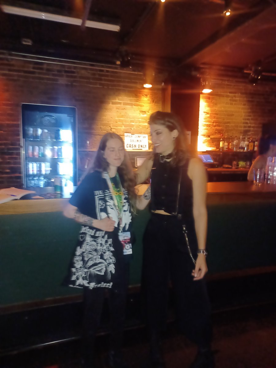 Autisticbluefox's tweet photo. Also met Zenab Jaber from the band Linx. Shes also an actress which is how i discovered her. Shes really nice https://t.co/EOytTaQTn1