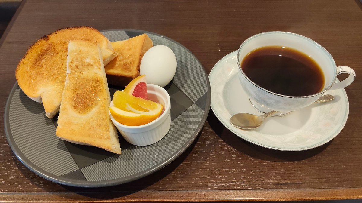 uenosono68's tweet photo. 完全休養日。今にも雨が降りそうな中、阿倍野の北畠までウォーキング＆モーニング。帰りはポツポツと降り出した。10時過ぎから大学の図書館へ行こうと思ったが雨で中止。大人しく自宅でYouTube三昧。最近アウトプットが多くインプット不足。勉強しないと周りについて行けない今日この頃です･･。 https://t.co/lBCk6L9X9h