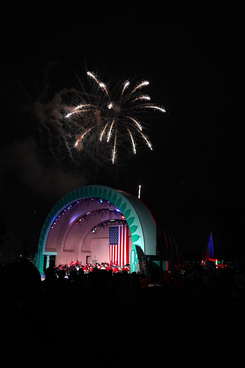 orlandomayor's tweet photo. The power of community was on display tonight as Orlando celebrated America's 250th birthday. Susie and I had a blast joining so many residents at @LakeEolaPark for Fireworks at the Fountain. https://t.co/Nic8ZqOgq5