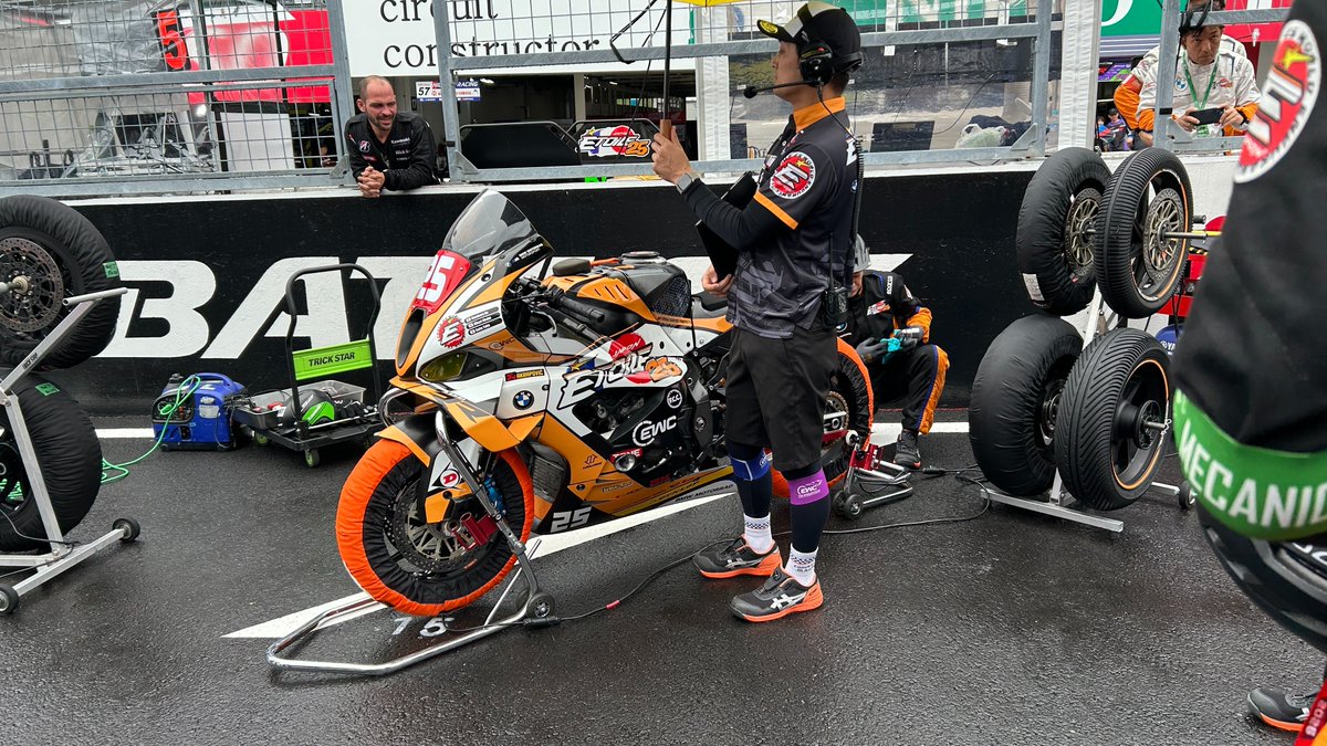 D1CHEMICAL's tweet photo. こんにちは😀
今日は鈴鹿8時間耐久レース決勝日です。

D1ケミカルでは鳥羽選手とTeam Étoileを応援してます👍

皆様からの応援もよろしくお願いします。
@KaitoToba @TeamEtoile25

#モータースポーツ #SODｰ1Plus #D1ケミカル https://t.co/amu4e46SIQ