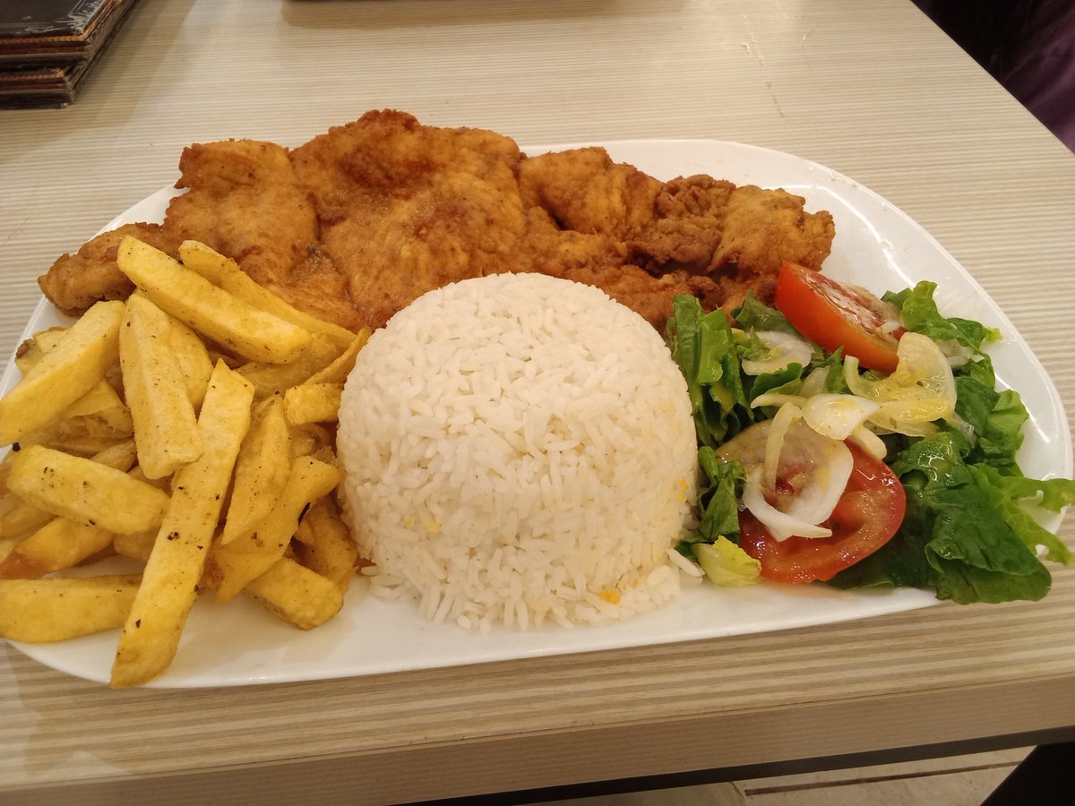 xavierolvera9's tweet photo. Fin de semana para salir a comer con mi familia y pido esto... El pollo apanado si fue grande, como para superar tus límites...

Spoiler: no lo supere... 🤢 https://t.co/Q29g98xQ8X