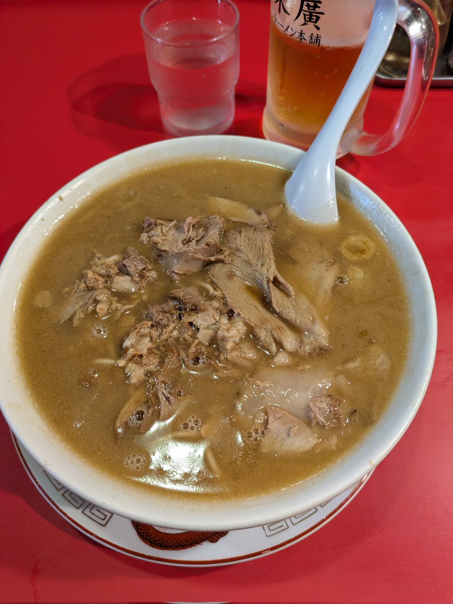 of_za_dead's tweet photo. 昨夜は末廣ラーメン本舗さんで、中華そば並を。
看板に誘われ入ったらうめーのなんの！ワイルドブタクサスープが激ウマ！ネギは卓上から入れ放題。麺は細め加水率中庸でスープに合うしチャーシューもたくさん入っててウマいの一言。
動物魚介というレビュー見たが魚介要素ある？動物の塊な1杯で感動✨ https://t.co/K793tUYFqX