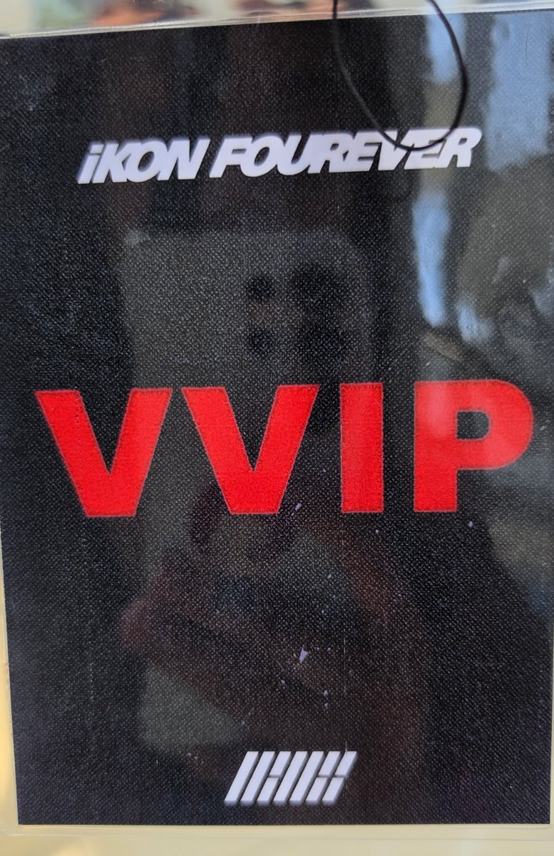 cometeumeworld's tweet photo. uhmm. konics, heads up. HAHA.

ang pangit sobra ng quality ng vvip "benefit" photocard. hindi even ang cut, kitang kita ang black border, manipis.

vvip ID? laminated lang, walang group photo, lanyard mismo is manipis din. 

#iKONinMANILA2026
#iKON_FOUREVER_TOUR_MNL https://t.co/p67KPJisU4
