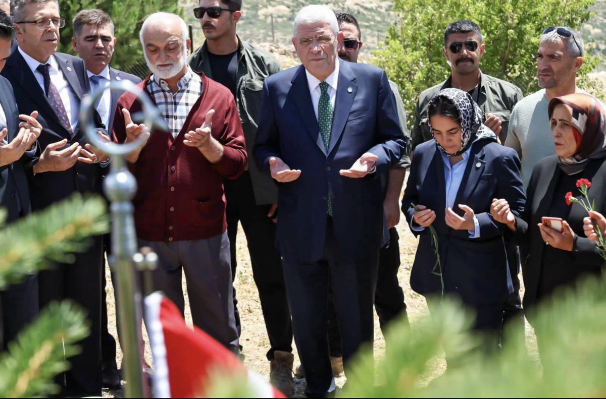 ayyuceturkestas's tweet photo. Başbağlar!!
Unutmadık, unutturmayacağız🇹🇷🇹🇷🇹🇷
#BaşbağlarKatliamı
#KatilPKK
#KatilAPO https://t.co/Ga5SjHbGaD