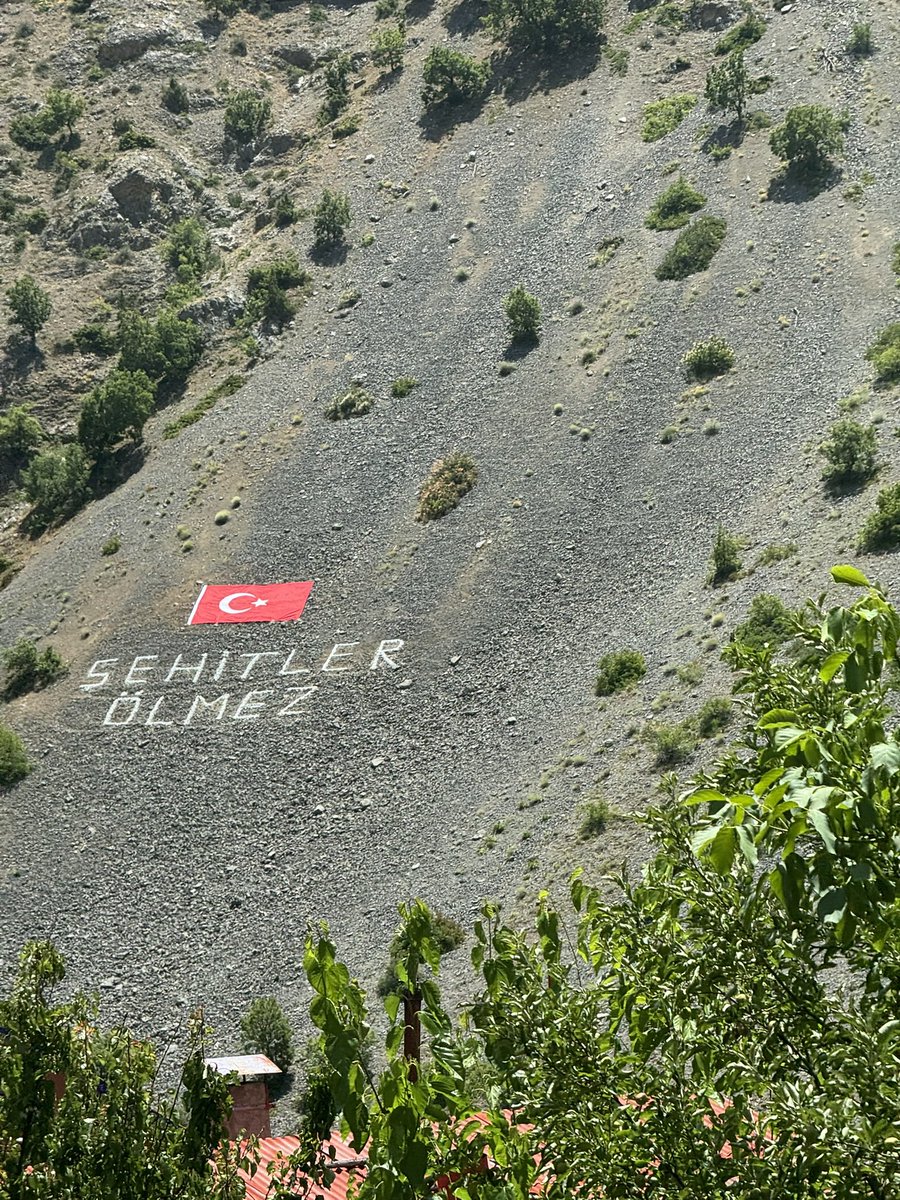 ayyuceturkestas's tweet photo. Başbağlar!!
Unutmadık, unutturmayacağız🇹🇷🇹🇷🇹🇷
#BaşbağlarKatliamı
#KatilPKK
#KatilAPO https://t.co/Ga5SjHbGaD