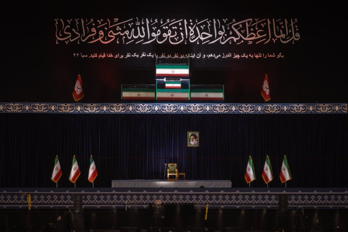 sputnik_jp's tweet photo. 【ハメネイ師の国葬に2000万人が参列、復讐を誓う】

イランの首都テヘランでは、米・イスラエルによる攻撃で殺害された元最高指導者ハメネイ師の国葬が開催されている。一部報道によると、2000万人が参列する見通し。

祭壇には、黒のターバンが置かれたハメネイ師の棺、そして、一緒に亡くなった親族の棺が並べられている。小さな棺は、当時1歳2か月だった孫娘の棺だという。

会場の広場にはハメネイ師の写真が掲げられ、広場で夜を明かした市民も多くいる模様。葬儀会場では復讐を誓う声が数多く確認されている。

国葬には関係国各国の代表団も参加したが、日本の代表団が弔問に訪れたとの情報はない。