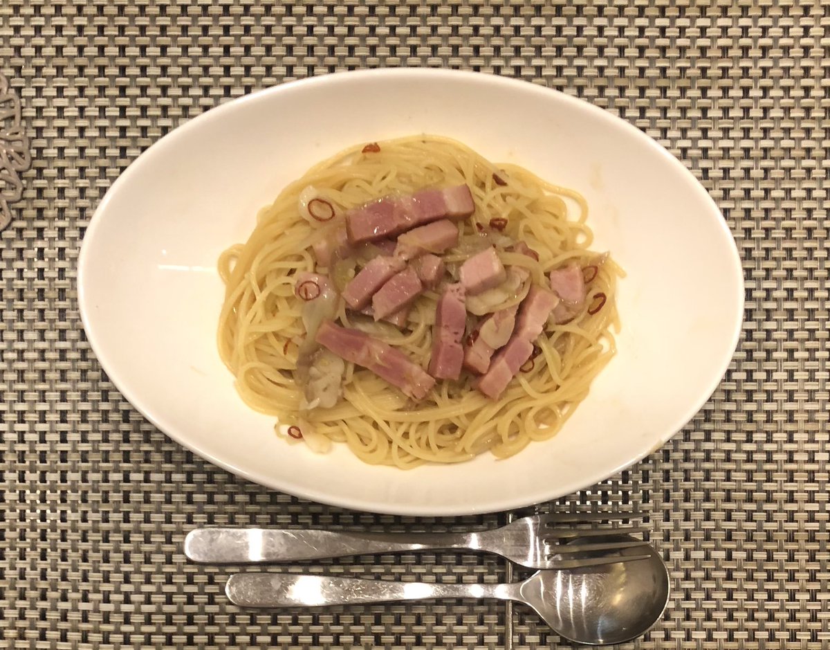 m562212's tweet photo. 昼のパパごはん😋

しょうゆが隠し味 
ミョウガと��ーコンの
和風ペペロンチーノ
クラシルより
#おうちごはん https://t.co/yVha5CyKqh