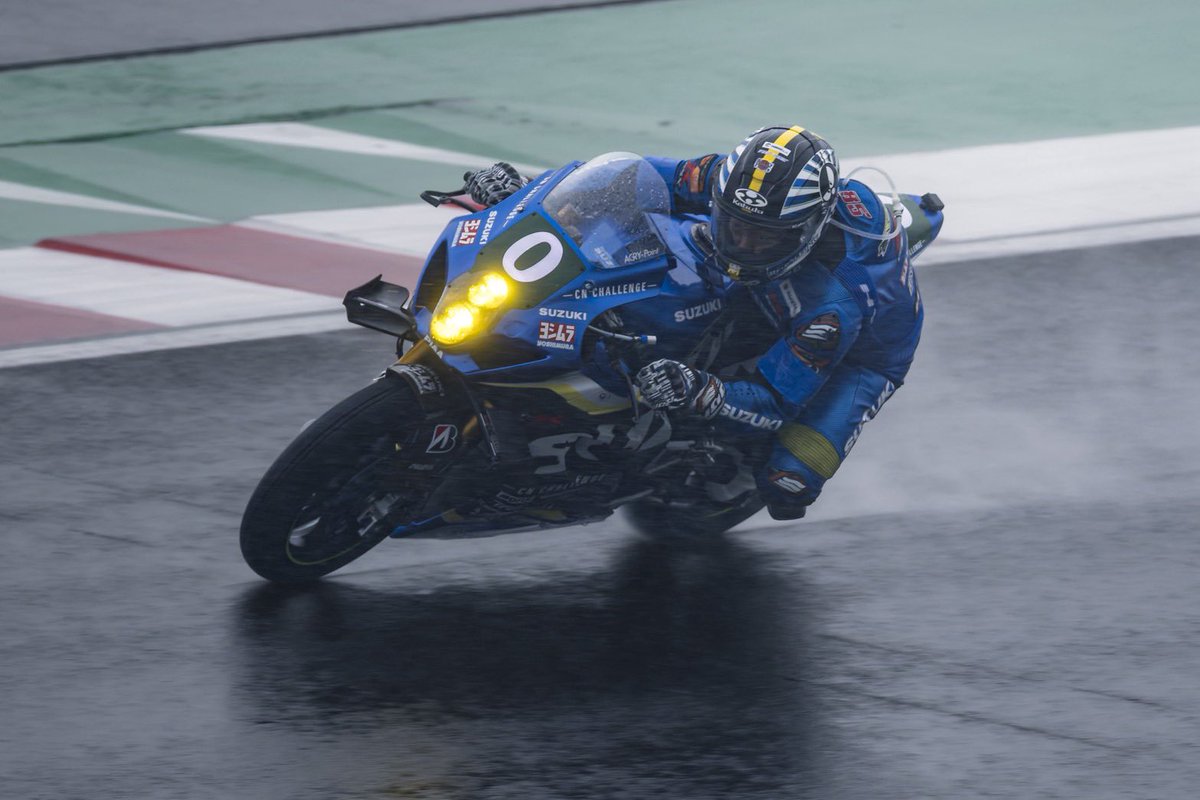 kabuto_mc's tweet photo. 鈴鹿8耐スタートしました！！🇯🇵

浦本選手現在トップ走行中❤️‍🔥❤️‍🔥

#Kabuto8H #鈴鹿8耐 #浦本修充 #佐野優人 #津田拓也 #大久保光 https://t.co/6XZdo7r9Lv
