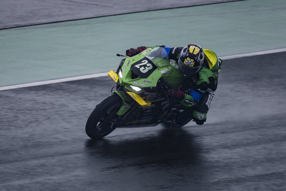 kabuto_mc's tweet photo. 鈴鹿8耐スタートしました！！🇯🇵

浦本選手現在トップ走行中❤️‍🔥❤️‍🔥

#Kabuto8H #鈴鹿8耐 #浦本修充 #佐野優人 #津田拓也 #大久保光 https://t.co/6XZdo7r9Lv