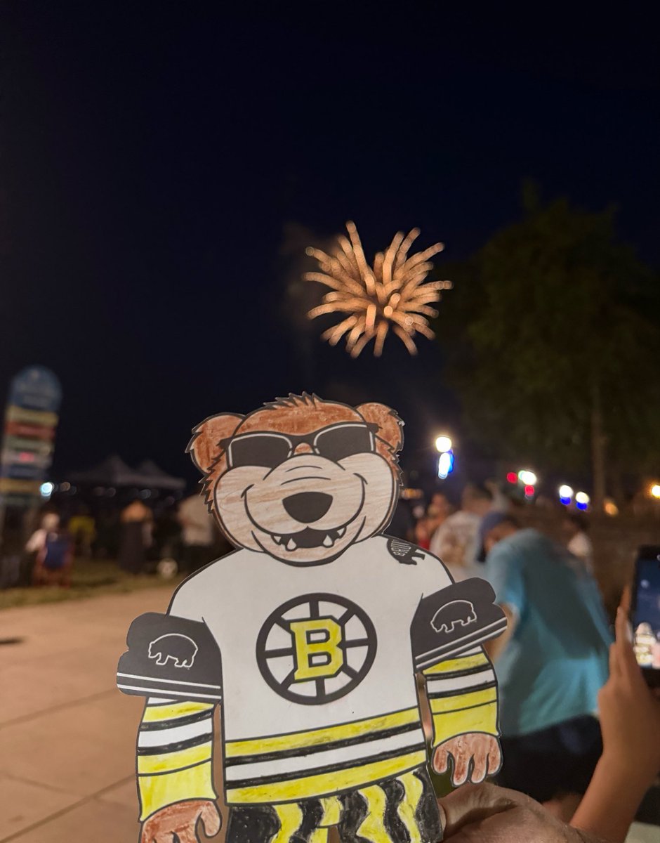BostonNoleGirl's tweet photo. #FlatBlades taking in the Independence Day fireworks from Colonial Beach - the birthplace of George Washington ๐บ๐ธ
@NHLBruins #NHLBruins #Merica https://t.co/wvgOUREbds
