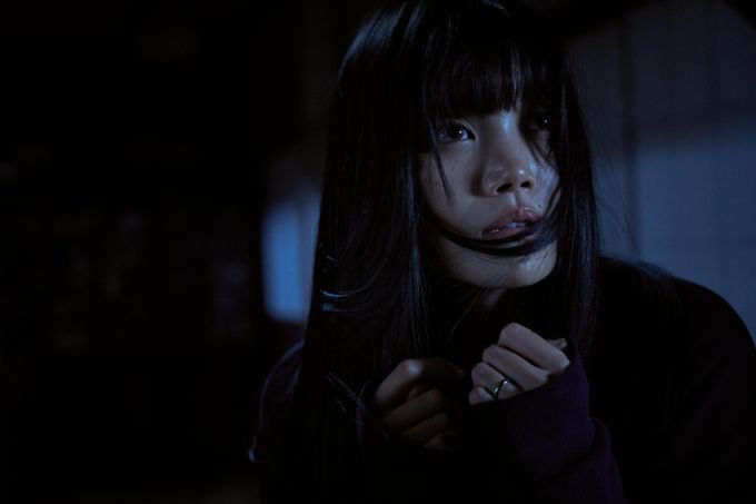 daichannoeiga's tweet photo. 『氷血』鑑賞！

雪女を題材にした作品の中では、間違いなく今までで一番怖い作品と言えます！
最高に良かったです！
Jホラー合間、合間に写り込むとある存在を見つける度に「うわ...」となるあの感覚が
1時間半たっぷり味わえます！

最近のJホラーは海外テイストを取り入れた作品も増えていますが、『氷血』は久しぶりにこれぞJホラー！と思わせてくれる演出を存分に味わえました！

静寂。
間。
風の音。

この空気感こそ、日本のホラーの真骨頂だと改めて感じました。

雪に閉ざされた閉鎖的な集落、不穏な空気、人の気配が消えた白銀の世界…。
逃げ場のないロケーションが恐怖を何倍にも増幅させていて、劇場にいるのに肌寒さを感じるほどでした！

そして、内藤瑛亮監督らしい容赦のない恐怖演出は禍々しくも非常に美しかったです。
またただのホラーではなく、現代社会が抱える闇、そしてDV、モラハラ、虐待といった複雑なテーマが盛り込まれていて、プロットにグイグイと引き込まれました！

初めて内藤監督作品に触れる人にも強烈なインパクトを残す一本だと思います！

今年の国産ホラーを語るうえで外せない作品！
Jホラーが好きな人、考察が好きな人、そして雪女という題材に新しい恐怖を求めている人には、自信を持っておすすめします！
これはぜひ劇場で体験してほしい一本です！

#氷血