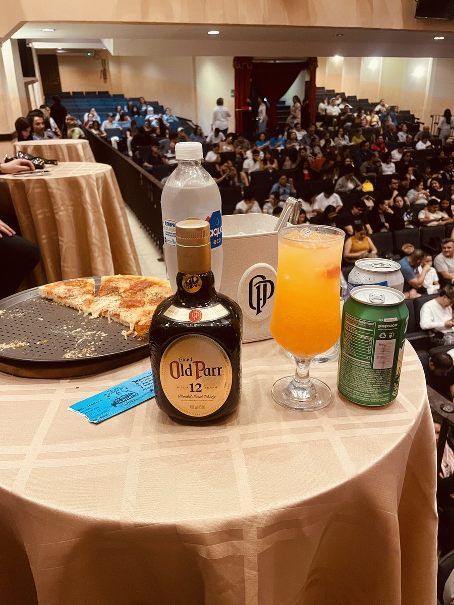 ManuelTatos's tweet photo. Por el Amor y La Vida ….. pero también por la bebida , 🥃 https://t.co/qAo8hi69fY