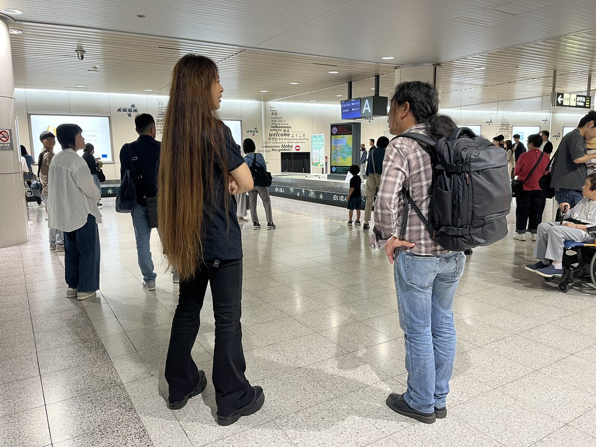 Ash_Rinx's tweet photo. 結局、遅延の飛行機の離陸順番待ちやら何やらで45分遅れで到着しますた(^_^;)
待ち長かった··！し、今年はなんとお迎えに来て頂いてるのにお待たせして申し訳ない💦
北の大地涼しい〜てのは湿度の違いか単純にエアコンが効いているからなのかw(手荷物待ちなう) https://t.co/u6vDN9uKFG